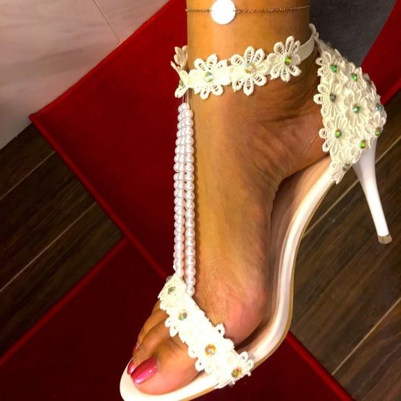NWOT Crystal Queen Lace, Pearl, and Rhinestone Bridal Heel - Picture 1 of 5